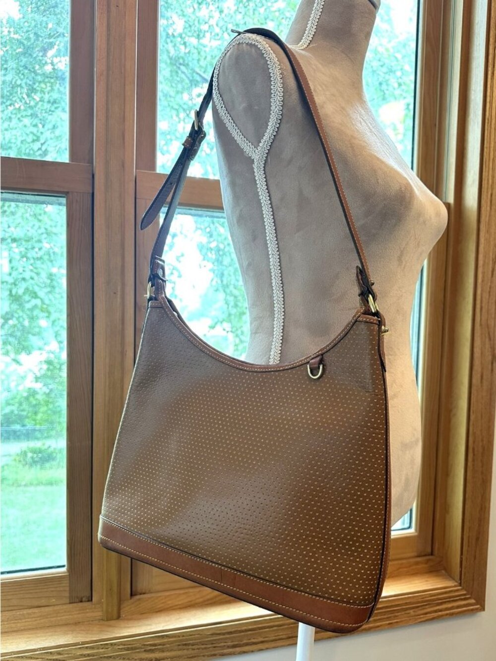 Vintage Dooney & Bourke British Tan Embossed Leather Shoulder Hobo Bag USA Made